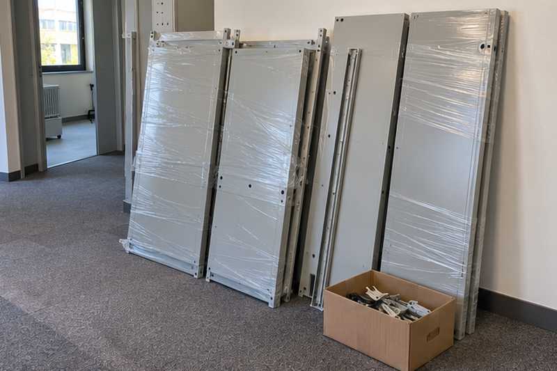 Armoire à dossiers démontée en panneaux contre un mur de bureau