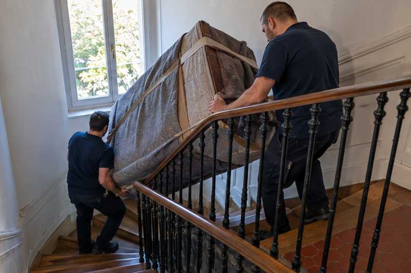 Éléments d'une bibliothèque en bois massif sous couvertures dans un escalier