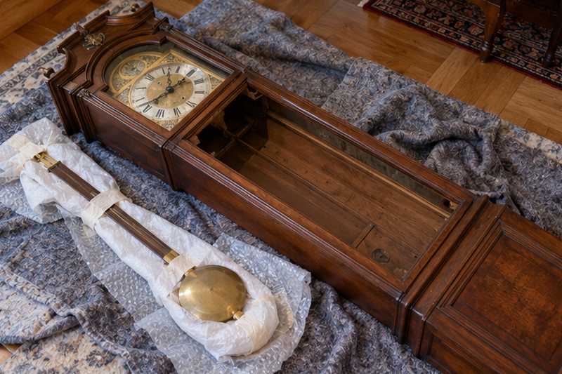 Horloge comtoise couchée sous couvertures